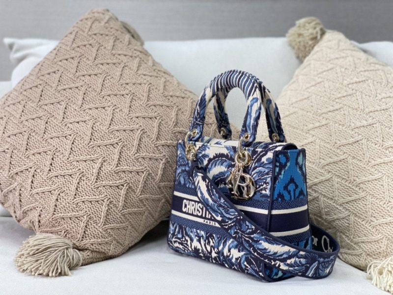 z2536606375305_e08f558c2049ab42396466154f8b29b3_43b24dc2-37f5-47a5-b815-7813ca39dd03 MEDIUM LADY D-LITE BLUE PALMS EMBROIDERY