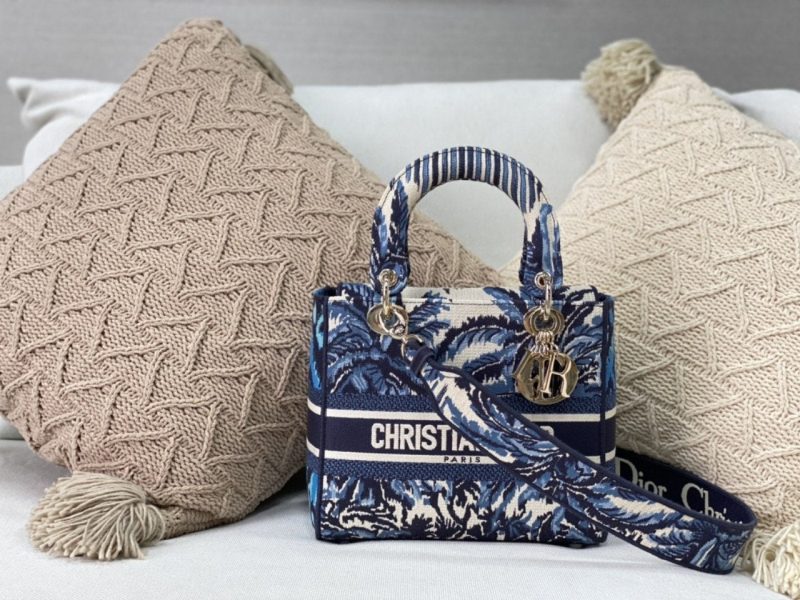 z2536606420000_e78f0bea4c198e90f70af2c567468c23_54b67705-d56c-4b5c-96b8-c1da184ab074 MEDIUM LADY D-LITE BLUE PALMS EMBROIDERY