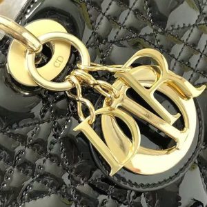 z6097504522020_628569f1d3ecdc0671d9a76b2a64430a medium lady 32 black patent calfskin