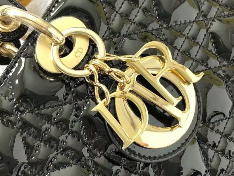 z6097504522020_628569f1d3ecdc0671d9a76b2a64430a medium lady 32 black patent calfskin